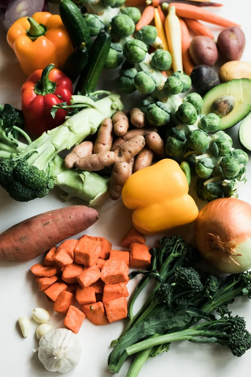 Bolsas compostables con frutas y verduras frescas